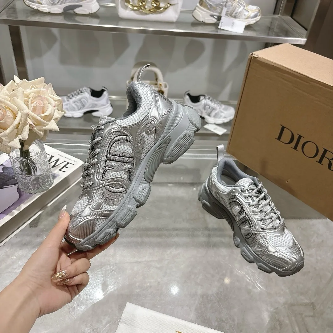 👟👟Ex-factory price 560👟👟 This Dior Chrono sneaker is a new product of the 2024 autumn ready-to-wear series, reinterpreting running shoes with Dior's high-end style. White mesh fabric is paired with nude and silver-toned laminated leather-effect panels, as well as CD logos on the sides, a star patch on the tongue and a Dior logo on the heel. Featuring tri-color laces, a lightweight sole and star embellishments for a casual look all year round. ✅Size: 35-40 ✅Packaging: With counter packaging and Dior outer box